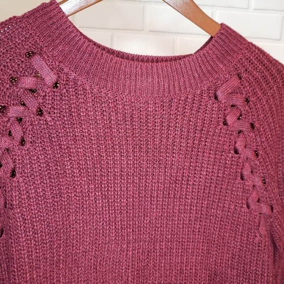 Perfect SO red sweater with laced shoulder Size M - Picture 8 of 10